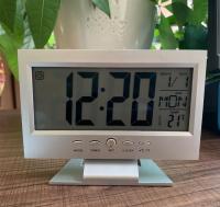 Reloj despertador digital LED, calendario de repetición, visualización de temperatura, reloj activado por sonido, funciona con 2 pilas AAA (no incluidas), color negro - details 4