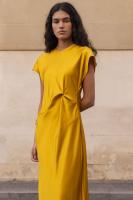 PuntoSalao Vestido satinado largo detalle drapeado para mujer color naranja - Un Este vestido está confeccionado con un satín suave y brillante que aporta un toque de lujo y sofisticación. - details 0
