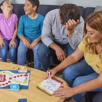 SPIN MASTER - Spin Master Games - Juego DE Mesa Hijos contra Padres: Divertidas Pruebas y Preguntas para Toda la Familia, 2-6 Jugadores - 6065093 - Juegos de Mesa Niños 6 años + - Regalo Niño 6 años + - details 2