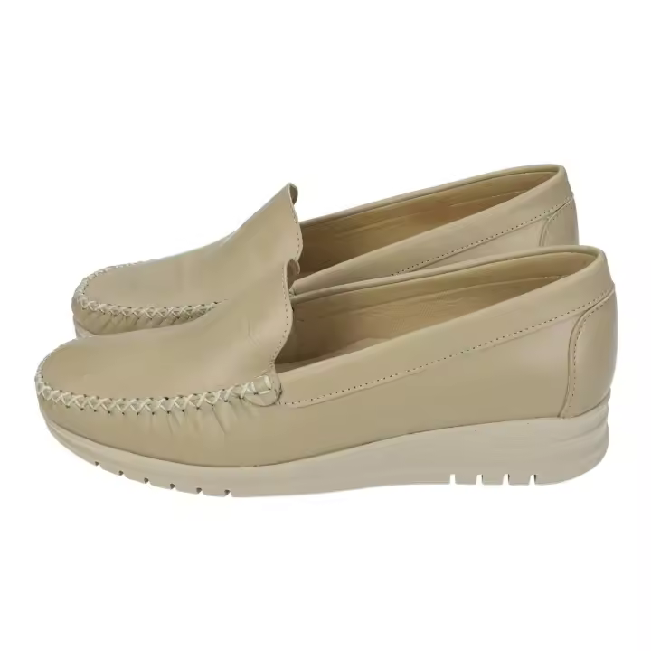 Zapatos Mocasín marca MADE IN SPAIN para mujer en color taupe. Mocasines mujer Parymedio en piel, hechos en España, cosido a mano, cómodos y ligeros para uso diario. - 1
