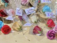 Lote de 20 Rosas de jabón perfumadas en bolsa de regalo con tarjeta de mensaje agradecimiento y lazo color champan - regalos para invitados de bodas comuniones bautizos aniversarios regalos originales - details 1