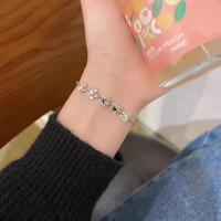 Pulsera De Moda Para Mujeres Con Diamantes Ajustable En Color Oro Con Encanto De Estrella Y Flor Joyería De Boda - details 4