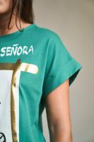 Camiseta Señora de  Anabel Lee. La camiseta SEÑORA destaca por su colorido, elegancia y comodidad. ¡¡¡¡Lo tiene todo!!!! Un tono verde esmeralda que transmite sofisticación y una amplia gama de emociones positivas. Pasando por la comodidad del algodón - details 3