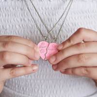 INCA 2 Brillos de labios en formato barrita para Niñas  + 2 Colgantes Corazón Best Friends Forever - 2 Unidades Iguales de Lip Gloss + 2 Colgantes con Medio Corazón para Niña ¡Para lucir radiante y compartir con tus mejores amigas! - Bálsamo Labial Niña. - details 4