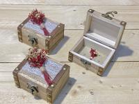 Porta alianzas para boda artesanales en cofre de madera con ramitos de flores naturales preservadas paniculata broom glixias azules blanco roto granate baúl de madera para anillos de boda - details 2