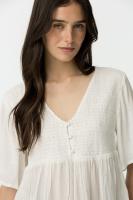 Camisa Willow de Tifossi. Camiseta blanca con hilos plateados, la zona del pecho es con forma de nido de abeja, se adapta perfectamente. Las mangas son anchas, aportando mayor comodidad - details 3