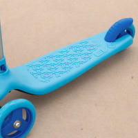 EVO - Patinete 3 ruedas azul, medidas 54x33,5x65,5 cm, peso máximo soportado 20 kg, freno trasero, base y manillar antideslizantes, juguetes niños +2 años, juguetes aire libre, juegos exterior - details 4