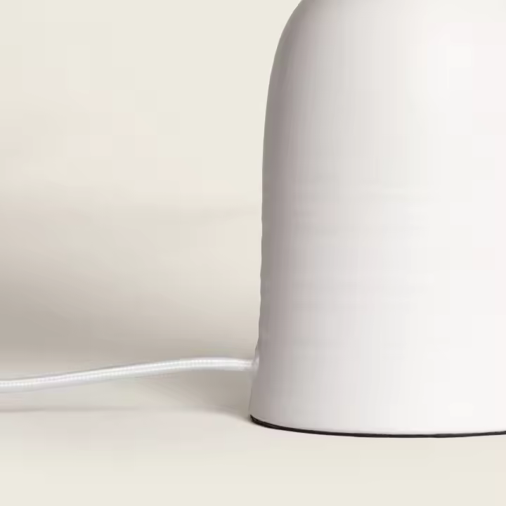 LEDKIA LIGHTING - Pack de 2 Lámparas de Mesa | Diseño Nórdico | Casquillo E27 para Bombillas RGB o CCT | Protección IP20, Blanco, Cerámica, Tela - 1