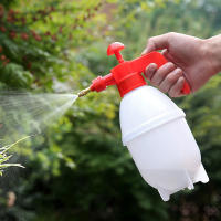 Regadera de mano para regar flores y herramientas de jardinería. Regadera de plástico a presión de aire. Lata de presión de aire con rociador blanco se puede usar para regar flores, lavar autos, limpiar el hogar y realizar tareas sanitarias. - details 1