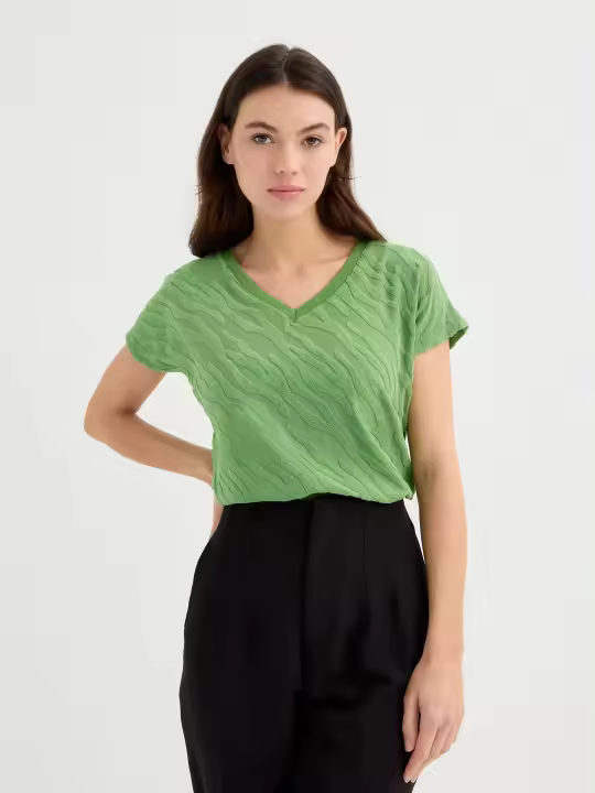 Camiseta amplia de poliéster y elastano, cuello pico, textura versátil y cómoda para cualquier estilo INSIDE - 1