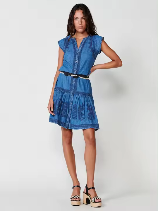 Koroshi Vestido Holgado hasta la Rodilla en Chambray Efecto Denim con Cuello Mao, Botones Metálicos y Bordados Étnicos en Azul - 1