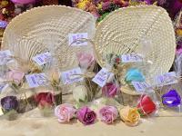 Lote de 20 Rosas de jabón perfumadas en bolsa de regalo con tarjeta de mensaje agradecimiento y lazo color champan - regalos para invitados de bodas comuniones bautizos aniversarios regalos originales - details 0