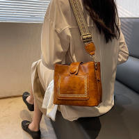 Bolso De Hombro Estilo Bucket Moda Con Correa Ancha Y Ligera Lujo Para Mujer Bolsa De PU Con Lining De Poliéster Forma De Olla Cierre De Cremallera - details 2