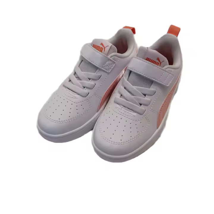 Deportivas Puma de Niñas, modelo Rickie AC PS; Referencia 385836 25, color blanco con logo y marca en rosa palo. Tiene gomas simulando cordones en el empeine, aportando un ajuste perfecto y una tira superior con velcro para un cierre al gusto. 188719 - 1