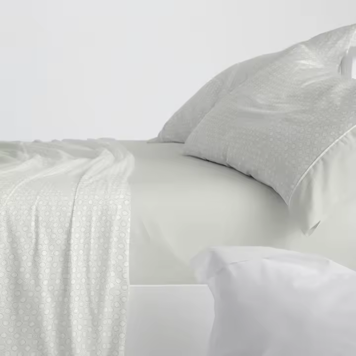 Juego sábanas Diseño 624. BURRITO BLANCO. Incluye sábana encimera, bajera y 1/2 fundas de almohadas. Estampado geométrico de octágonos.Disponible en color  Azul, menta y piedra. 100% Algodón. Tamaños 90, 105, 135, 150-160, 180 y 200cm - 1
