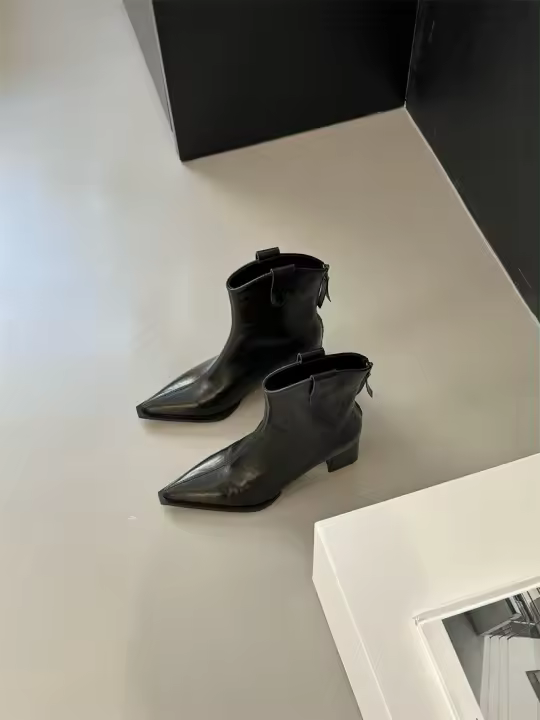 Botas cortas de tacón alto puntiagudas de moda, con temperamento, tacones gruesos, delgados y versátiles - 1