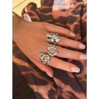 Juego de Anillos Geométricos Asimétricos para Mujer - Bisutería Urbana de Lujo, Diseño Vanguardista con Toque Hip-Hop, Joyería de Acero Quirúrgico y Titanio - details 4