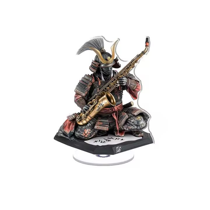 Adorno acrílico giratorio con un samurai con armadura adornada tocando un saxofón con ondas sonoras kanji brillantes sobre un fondo blanco impecable - 1