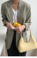 Bolso de mano para mujer, hombro de moda con sensación de alta gama, bolso para axila con forma de PU para mujer - details 1