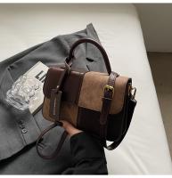 Nuevo bolso de mensajero versátil de hombro, bolso cuadrado pequeño portátil con costuras. - details 44