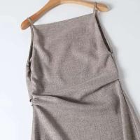 El vestido de verano para mujer es extremadamente simple con un sentido drapeado y un temperamento de correa elegante - details 12