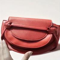 Bolso bandolera ajustable para mujer - Poliéster duradero de color rojo vibrante, compartimento espacioso para teléfono, lápiz labial y documento de identidad - Elegante y funcional para el desplazamiento diario, compras, trabajo - details 4