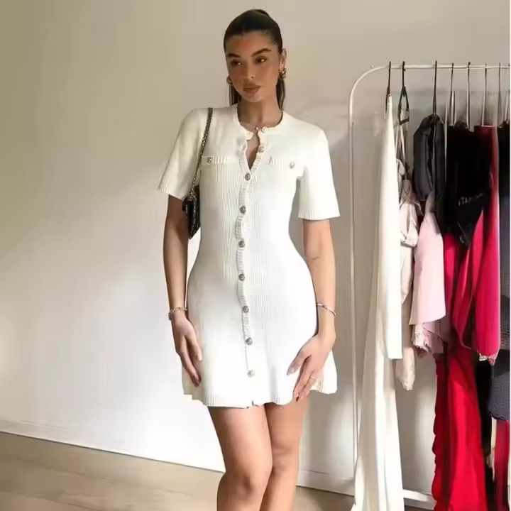 Minivestido de punto blanco elegante, manga delgada, manga corta, botón de metal - 1