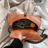 Bolso vintage con cadena de metal para las axilas, bolso con textura de piel sintética, bolso baguette versátil de moda - details 8