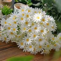 Flores artificiales de crisantemo de lujo, ramas de flores de margaritas realistas de plástico, elegantes flores falsas hechas a mano, decoración para sala de estar - details 4