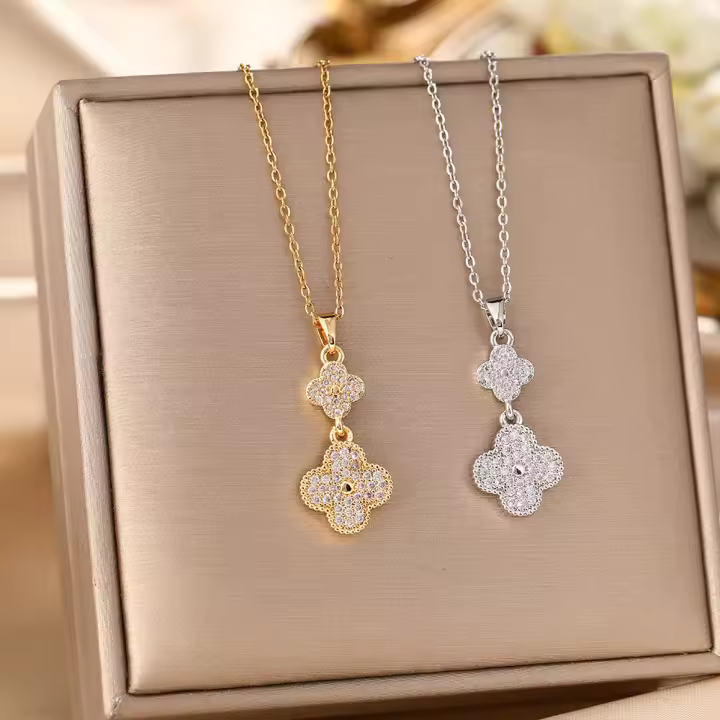 Popular collar de acero de titanio lindo de lujo con luz de trébol de cuatro hojas de doble capa diseño de nicho femenino en accesorios populares y superventas - 1