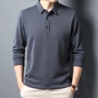 Polo de hombre de manga larga estilo gofre con letras informales en el cuello - details 13