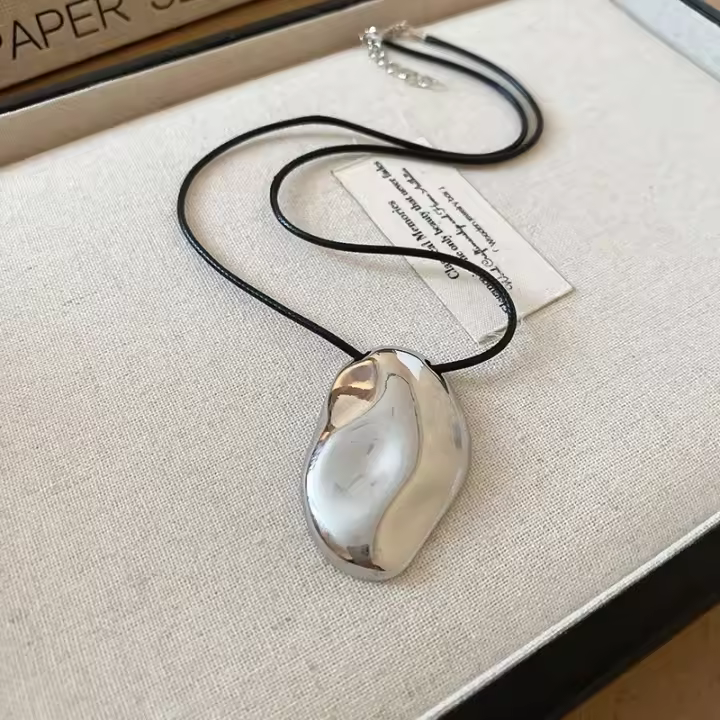 Collar con colgante geométrico en forma de U grande Punk para mujer y hombre, cadena larga ajustable de cuero con forma de herradura para suéter, collares, joyería - 1