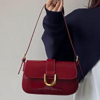 Bolso bandolera pequeño de charol para mujer con solapa, diseño vintage rojo - details 7