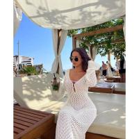 Vestido largo de punto de ganchillo calado para cubrir el bikini en vacaciones en la playa - details 9