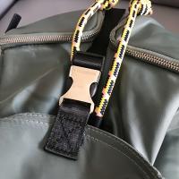 Mochila de nailon para desplazamientos y actividades al aire libre: mochila informal duradera con correas ajustables para los hombros, múltiples compartimentos, cierre con cordón y llavero - details 4