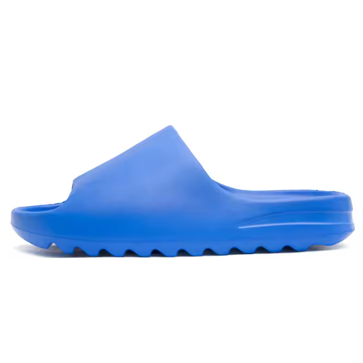 Nuevas zapatillas de coco pisan la mierda afuera, pareja de arrastre de una palabra de fondo grueso - 1