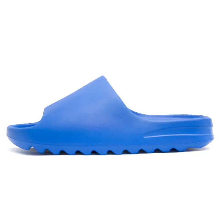 Nuevas zapatillas de coco pisan la mierda afuera, pareja de arrastre de una palabra de fondo grueso - 1