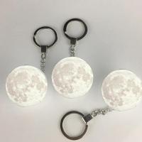 Llavero portátil de luz de luna 3D, lámpara LED de noche, decoración de mochila, bolsa de regalos creativos, decoración de mochila, 2 piezas - details 0