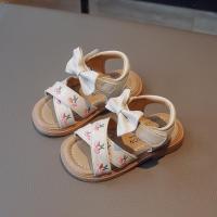 Sandalias para niños y niñas 2025 nuevos zapatos de princesa de moda suela suave zapatos de playa para niños medianos y pequeños zapatos de verano para niños bordados - details 4