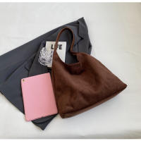 Bolso de gran capacidad para viaje informal retro para mujer, nuevo bolso de mano de gamuza para otoño e invierno, bolso de hombro versátil de nicho. - details 46