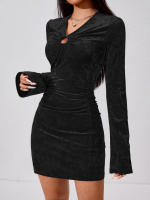 Vestido de mujer con mangas de trompeta y falda corta - details 9