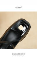 Zapatos de punta cuadrada con tacón grueso y tacón alto plano con hebilla de flor pequeña - details 4