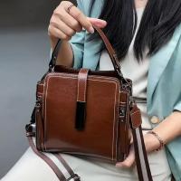 Elegante bolso de hombro de piel dividida para mujer, bolso de moda de color sólido con correa extraíble, cierre de cremallera, forro de poliéster, detalle de pintura en los bordes - Disponible en negro, café, marrón claro - details 0