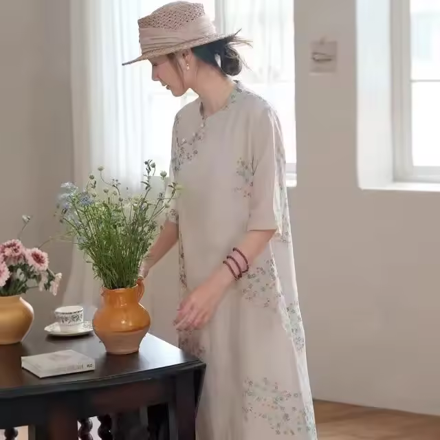 Cheongsam mejorado reductor de edad de estilo chino de verano con estampado artístico, cuello inclinado de pie, efecto adelgazante, ramio medio - 1