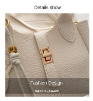 Bolso de mano elegante con forma de cubo cruzado inclinado, bolso de mano con colgante de cachorro para mujer, bolso de hombro de cuero de PU de alta gama con patrón de lichi, primavera y verano - details 2