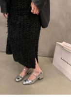 Zapatos rojos de tacón grueso para mujer con falda y zapatos de noche. - details 3
