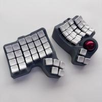 Kit de teclado mecánico personalizable Charybdis Split Keyboard: diseño 4x6 con reposabrazos integrados con trackball, soporte, conexión cableada/inalámbrica y compatibilidad ZMK/QMK. Accesorio para juegos ideal para gamers, con teclas en color blanco. - details 7