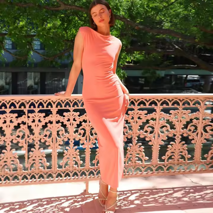 Vestido de mujer con espalda desnuda y vestido largo - 1