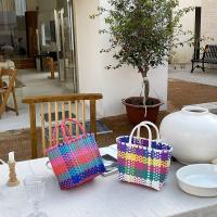2025 nueva cesta de verduras, bolso de PVC a la moda de verano, bolso tejido a mano, bolso de mano a rayas de retales, bolsos de playa, monederos y bolsos - details 11