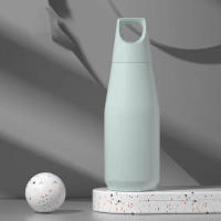Botella de agua aislada de acero inoxidable, a prueba de fugas, diseño de metal de doble pared para cocina, hogar e hidratación diaria |   Diseño simple y moderno - details 1